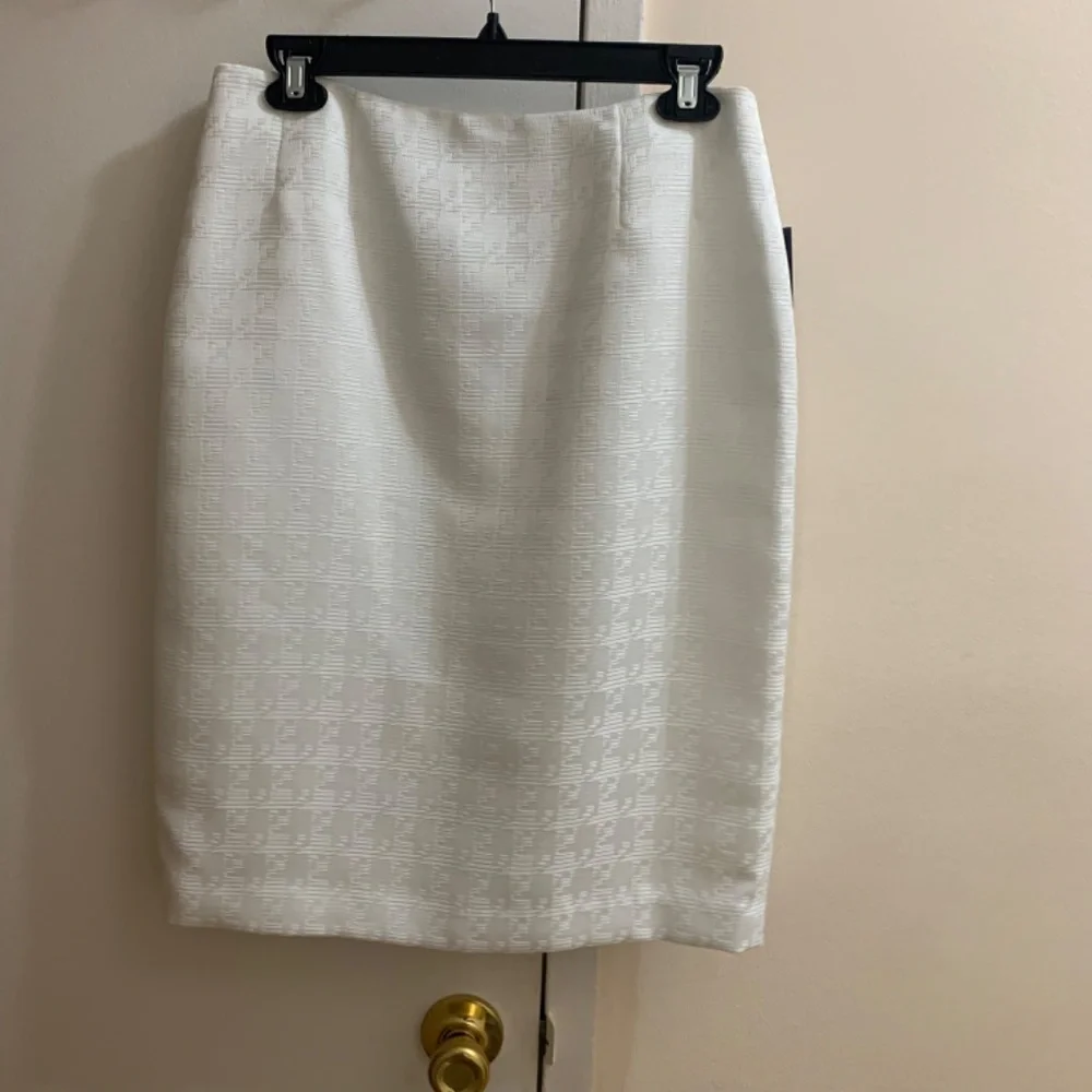 NWT Size 6 Le Suit Three- button Vanilla Ice Skirt Suit - Picture 9 of 10